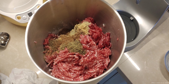 德式煎图林根香肠配肉汁土豆泥的做法 步骤5