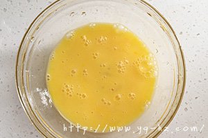 素食主义：西芹炒鸡蛋的做法 步骤3