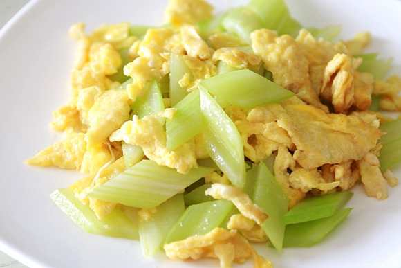 素食主义：西芹炒鸡蛋的做法