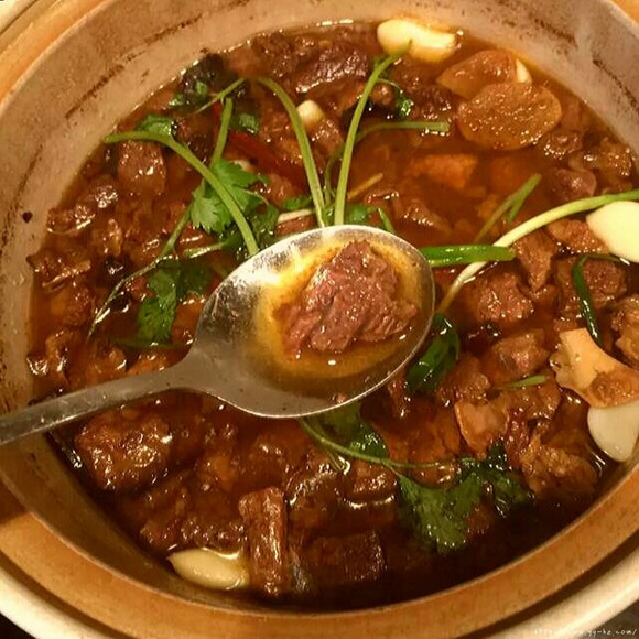 超级美味的砂锅炖牛肉的做法