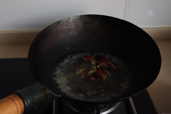 空气炸锅版五香花生米的做法 步骤1