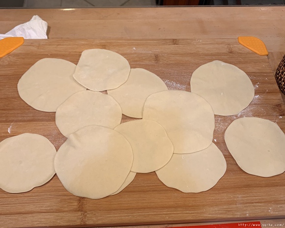 小美揉饺子皮的做法 步骤5