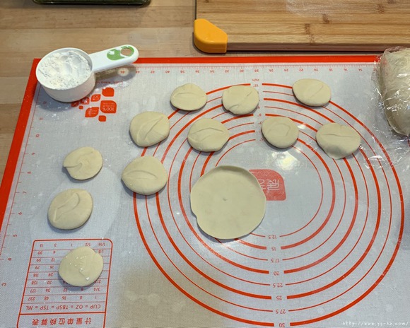 小美揉饺子皮的做法 步骤4