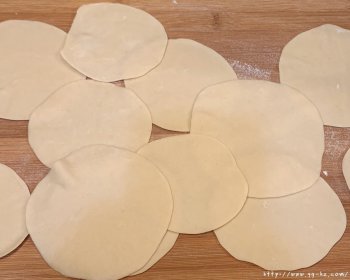 小美揉饺子皮的做法步骤图，怎么做好吃