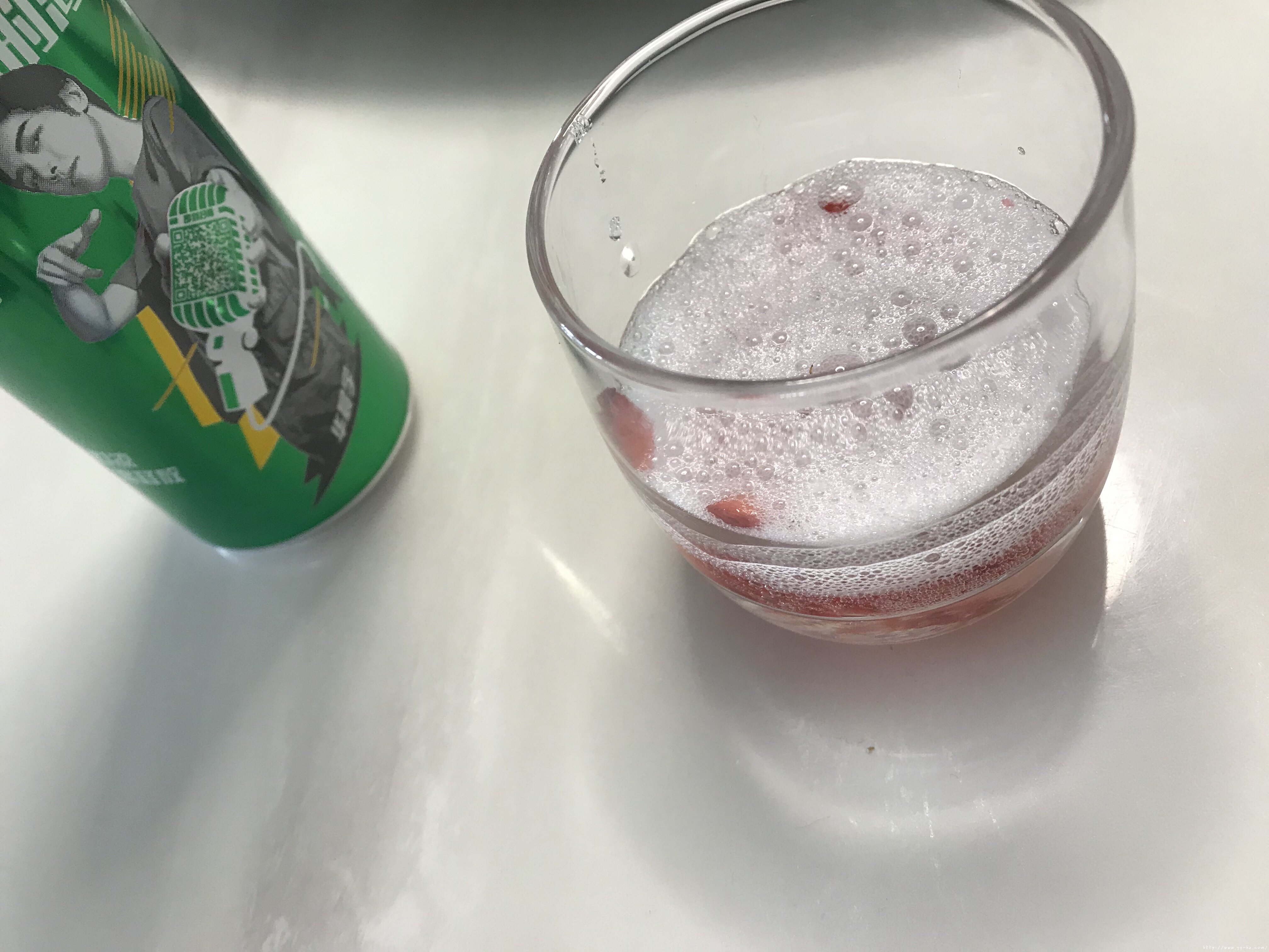 网红饮品—草莓雪碧养乐多的做法 步骤3