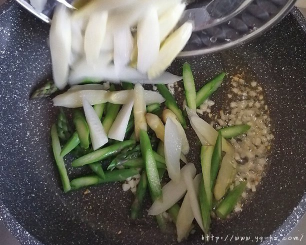 快手菜素炒白芦笋、绿芦笋的做法 步骤1