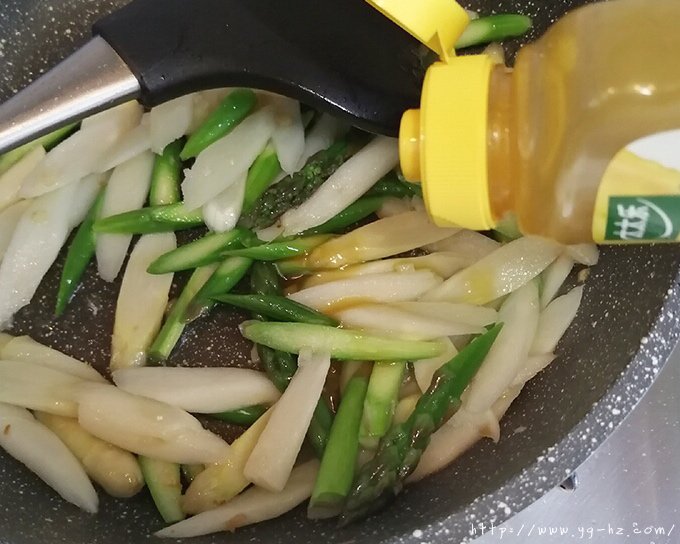 快手菜素炒白芦笋、绿芦笋的做法 步骤2