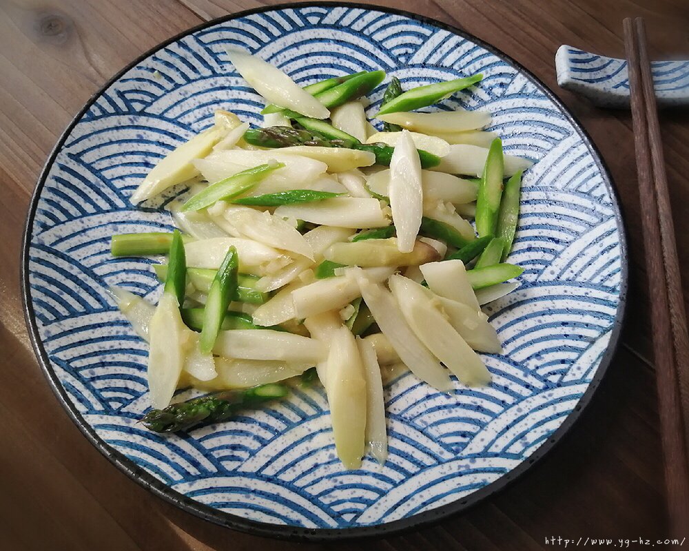 快手菜素炒白芦笋、绿芦笋的做法 步骤3
