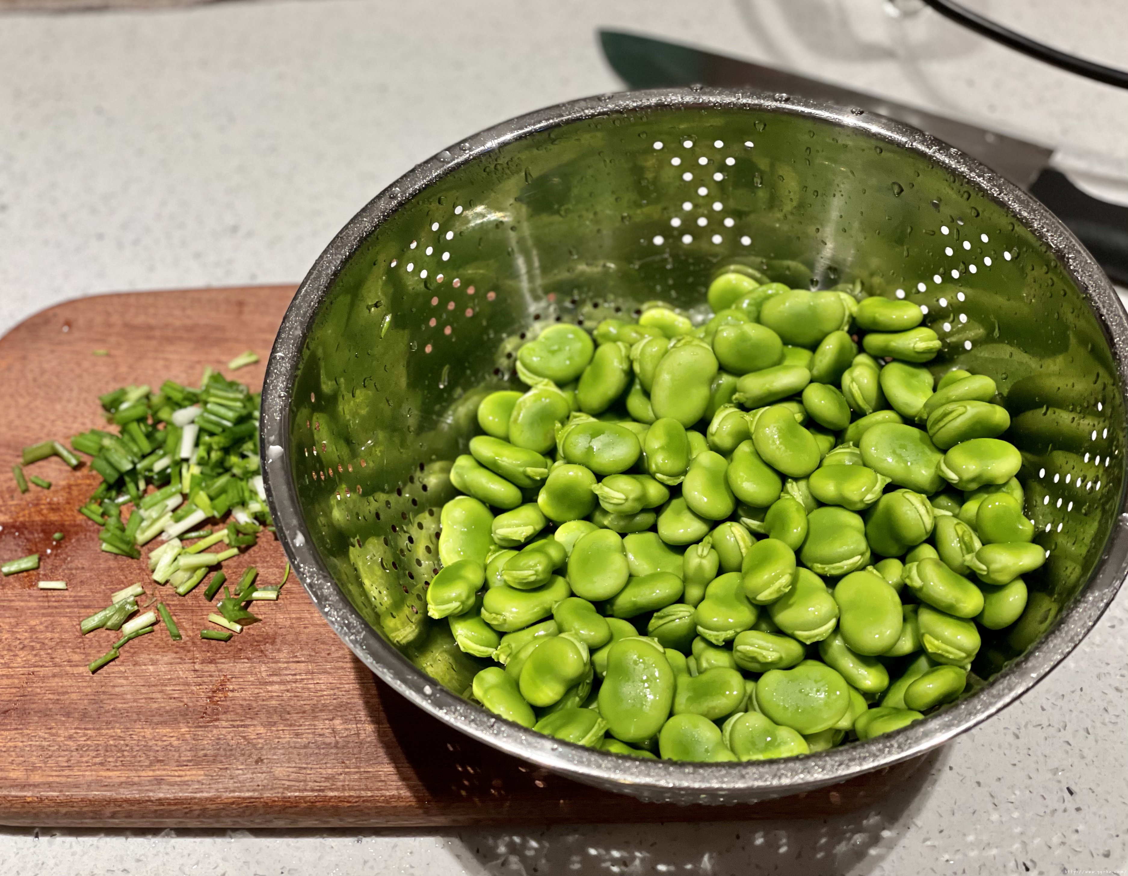 五分钟搞定的春天限定美味：葱香蚕豆的做法 步骤2