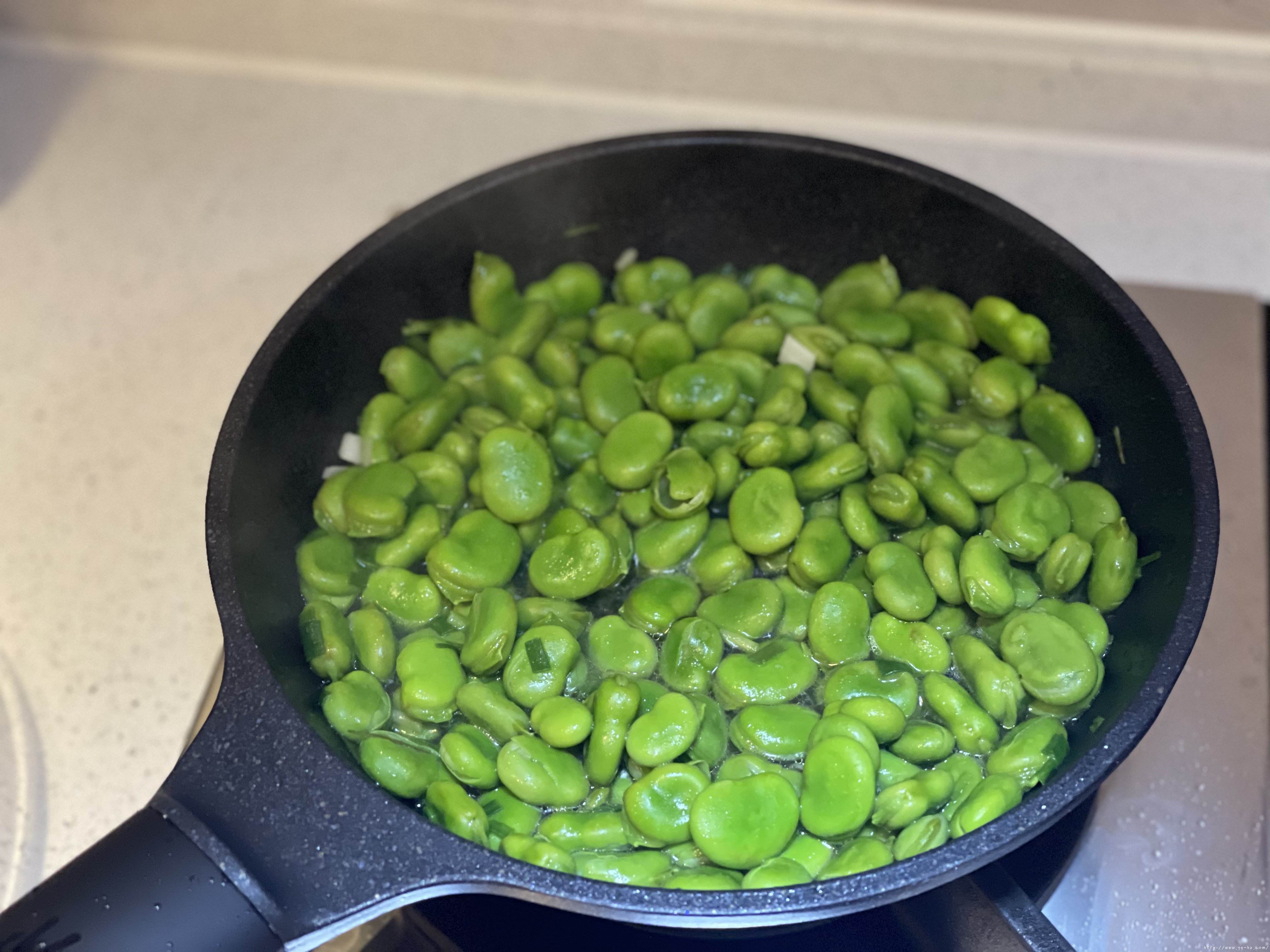 五分钟搞定的春天限定美味：葱香蚕豆的做法 步骤7