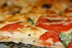 西红柿罗勒披萨的做法